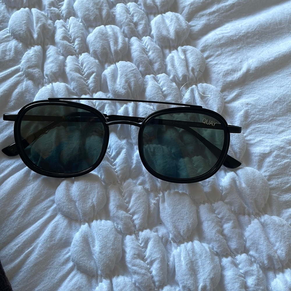 Quay Black Round Sunglasses